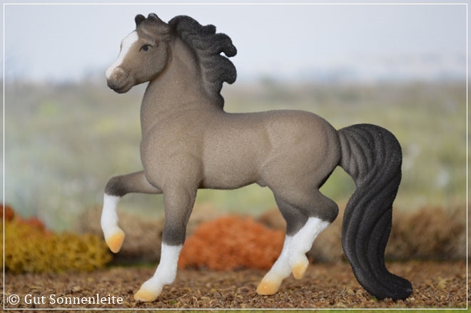 #710201 Morgan Prancing - grey - flocked Finish